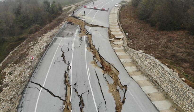 Karasu Akçokoca yolu tamamen çöktü
