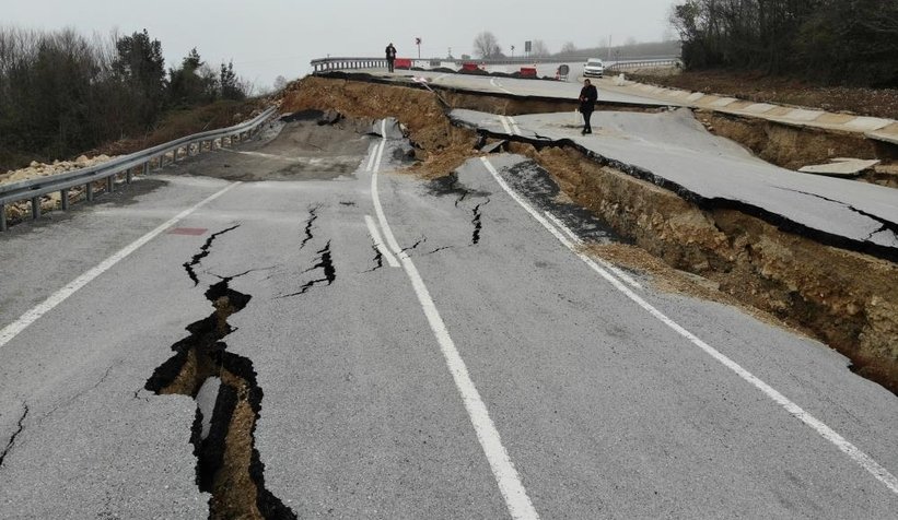 Karasu Akçokoca yolu tamamen çöktü