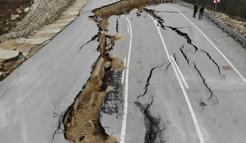 Karasu Akçokoca yolu tamamen çöktü