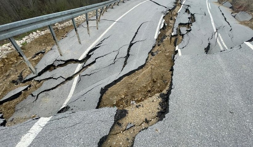 Karasu Akçokoca yolu tamamen çöktü