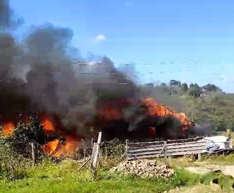 Karasu alevlere teslim olan iki ev kül oldu