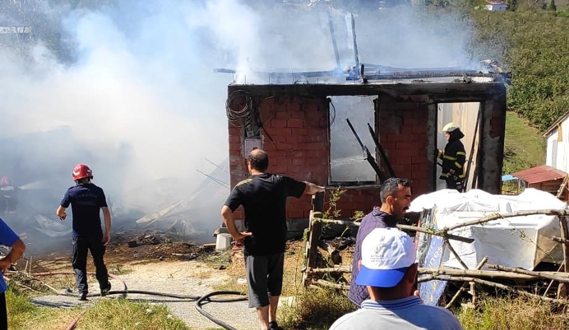 Karasu alevlere teslim olan iki ev kül oldu