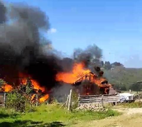 Karasu alevlere teslim olan iki ev kül oldu