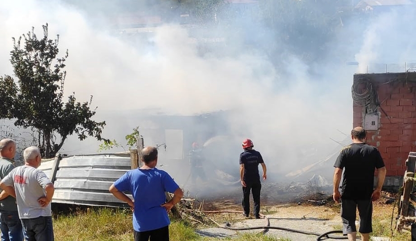 Karasu alevlere teslim olan iki ev kül oldu