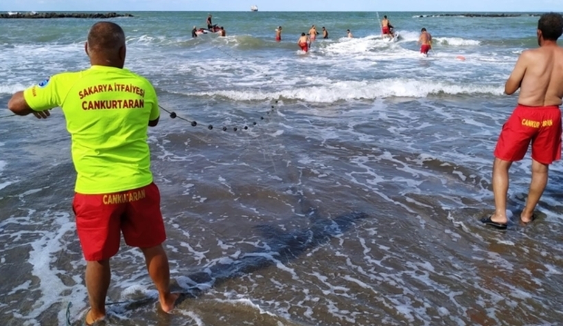 Karasu'da 4 kişi boğulma tehlikesi geçirdi