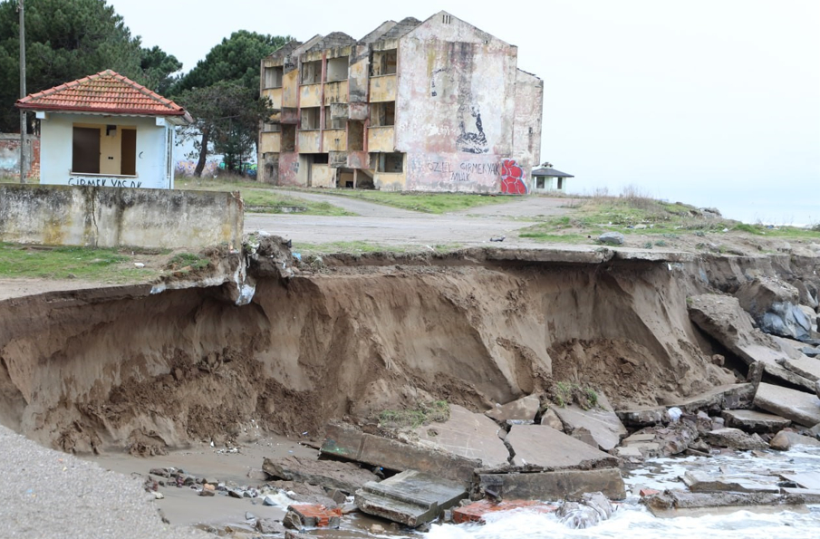 Karasu'da dalgalar sahili yutuyor