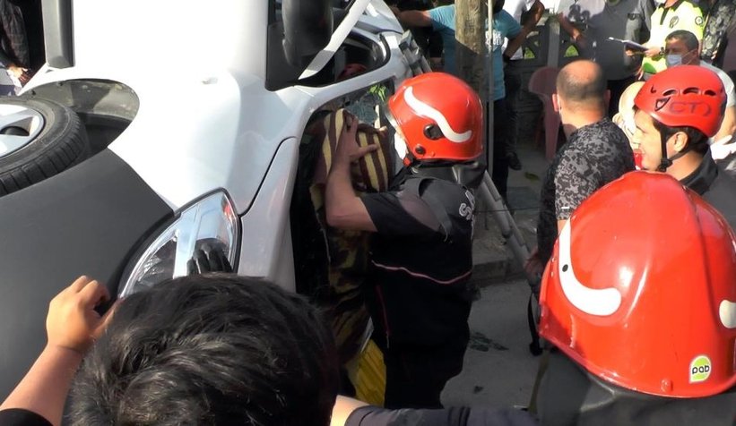 Karasu'da kaza; Araçta sıkıştılar