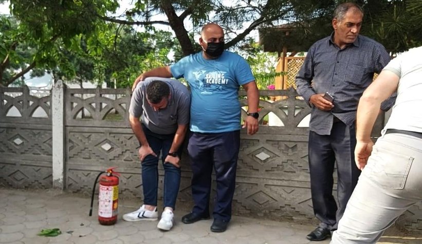 Karasu'da kaza; Araçta sıkıştılar