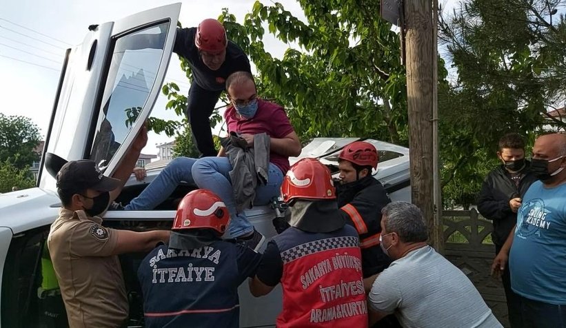 Karasu'da kaza; Araçta sıkıştılar