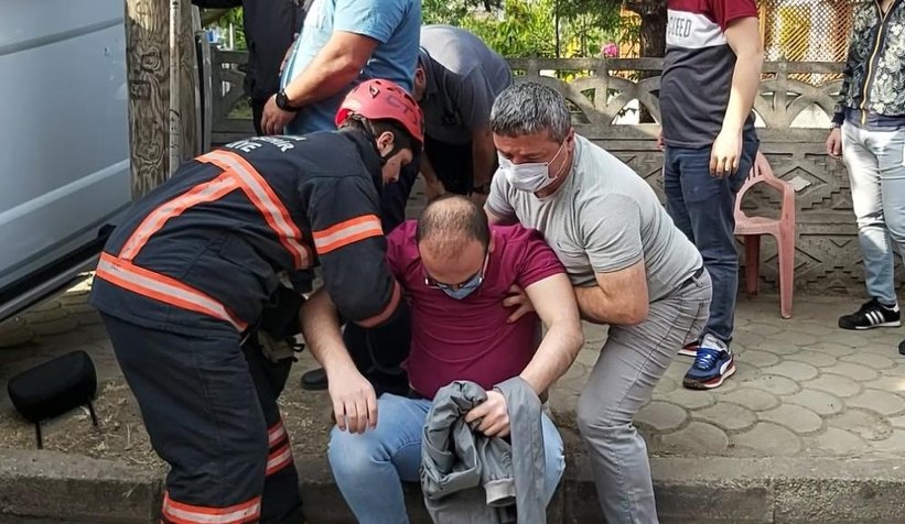 Karasu'da kaza; Araçta sıkıştılar