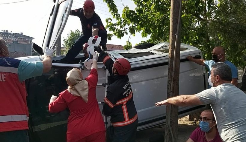 Karasu'da kaza; Araçta sıkıştılar