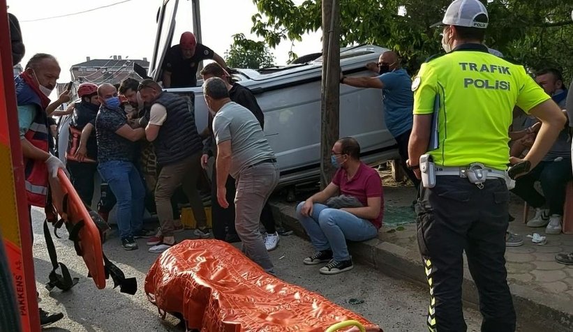 Karasu'da kaza; Araçta sıkıştılar