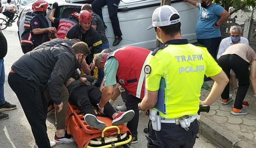 Karasu'da kaza; Araçta sıkıştılar