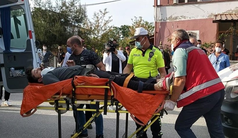 Karasu'da kaza; Araçta sıkıştılar