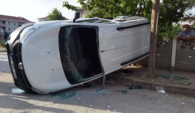 Karasu'da kaza; Araçta sıkıştılar