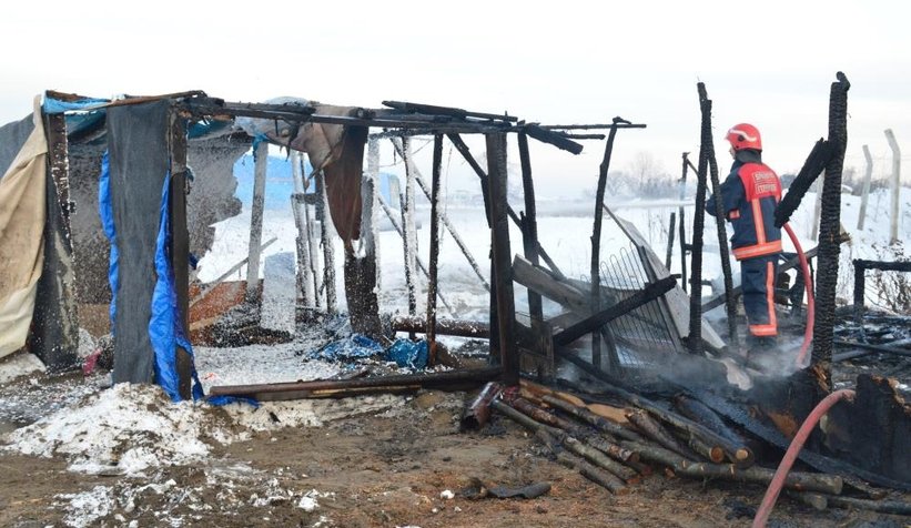 Karasu'da kış günü yaşadıkları baraka yandı
