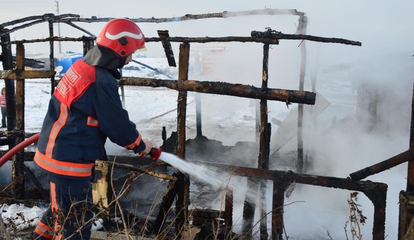 Karasu'da kış günü yaşadıkları baraka yandı