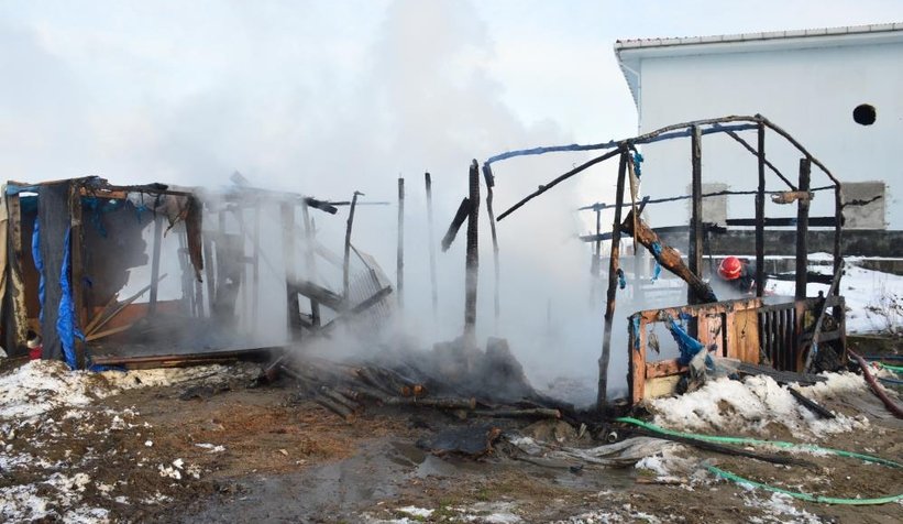 Karasu'da kış günü yaşadıkları baraka yandı