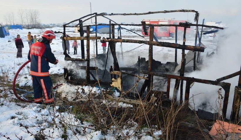 Karasu'da kış günü yaşadıkları baraka yandı