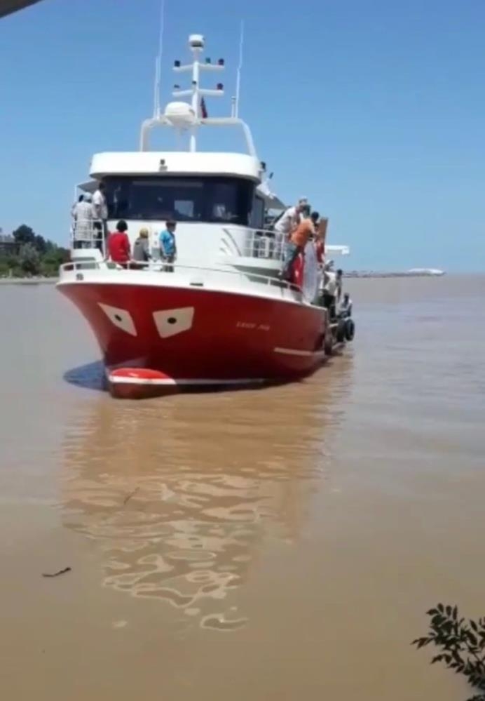 Karasu'da korkulu anlar protokol teknesi restorana çarptı