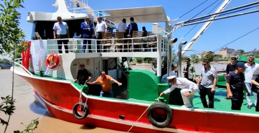 Karasu'da korkulu anlar protokol teknesi restorana çarptı