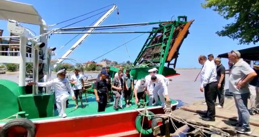 Karasu'da korkulu anlar protokol teknesi restorana çarptı