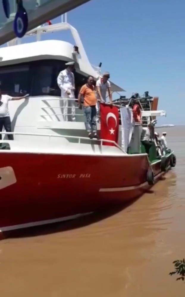 Karasu'da korkulu anlar protokol teknesi restorana çarptı