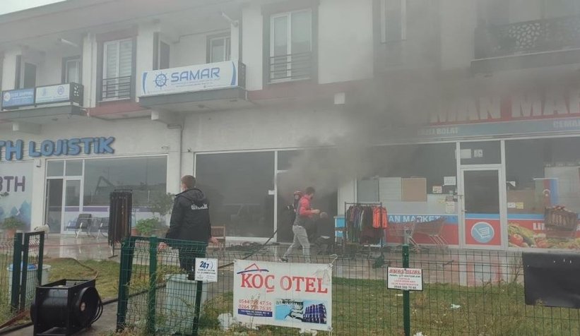 Karasu'da marketin deposu yandı