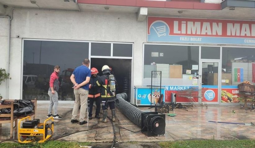 Karasu'da marketin deposu yandı