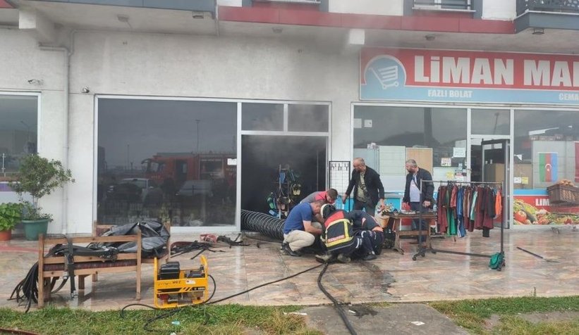 Karasu'da marketin deposu yandı