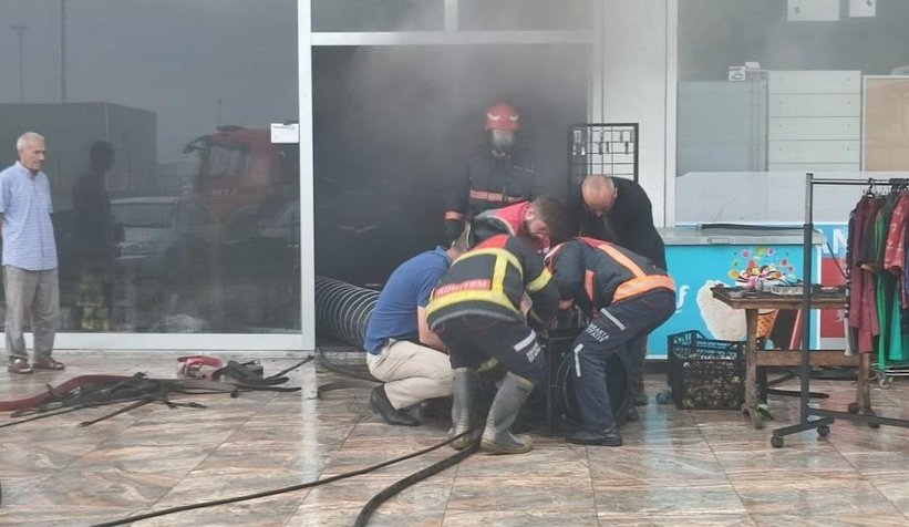 Karasu'da marketin deposu yandı