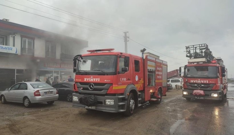 Karasu'da marketin deposu yandı
