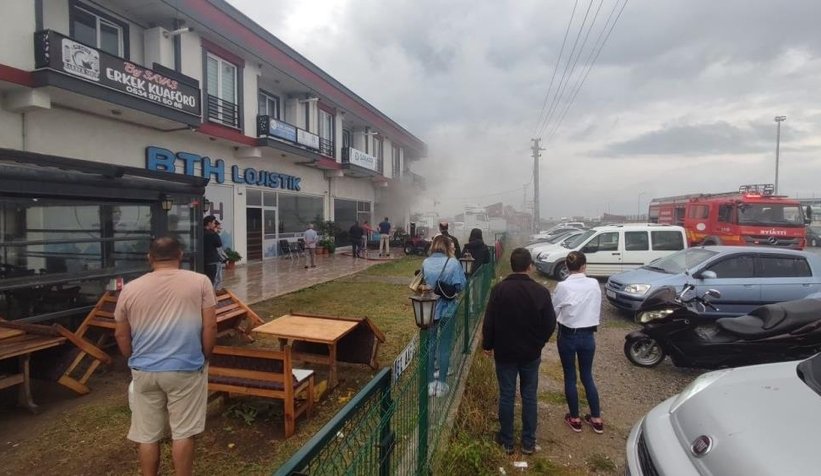 Karasu'da marketin deposu yandı