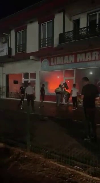 Karasu'da markette yangın