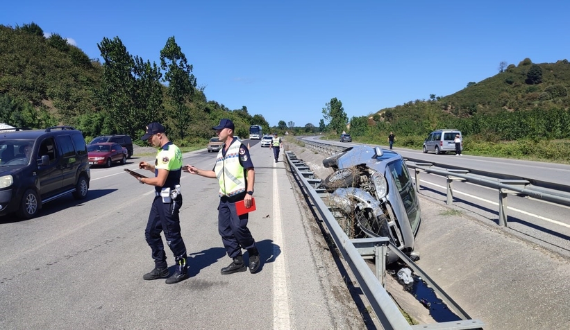 Karasu'da refüje yatan otomobilde bir kişi yaralandı