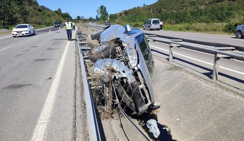 Karasu'da refüje yatan otomobilde bir kişi yaralandı