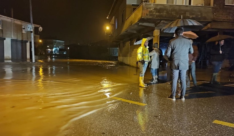 Karasu'da sel; İş yerleri sular altında kaldı