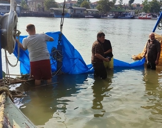 Karasu'da tekne suya gömüldü