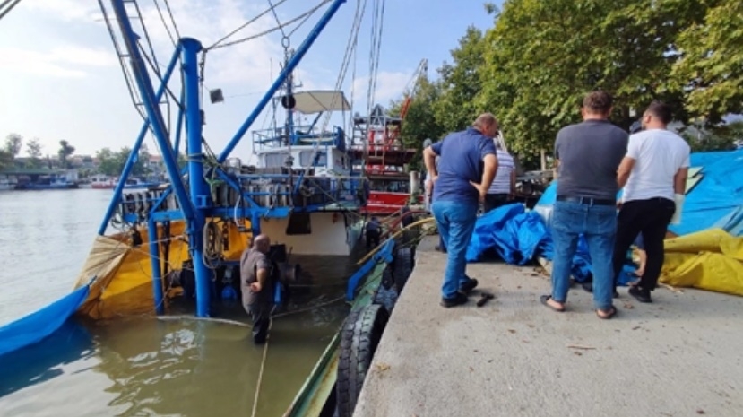Karasu'da tekne suya gömüldü