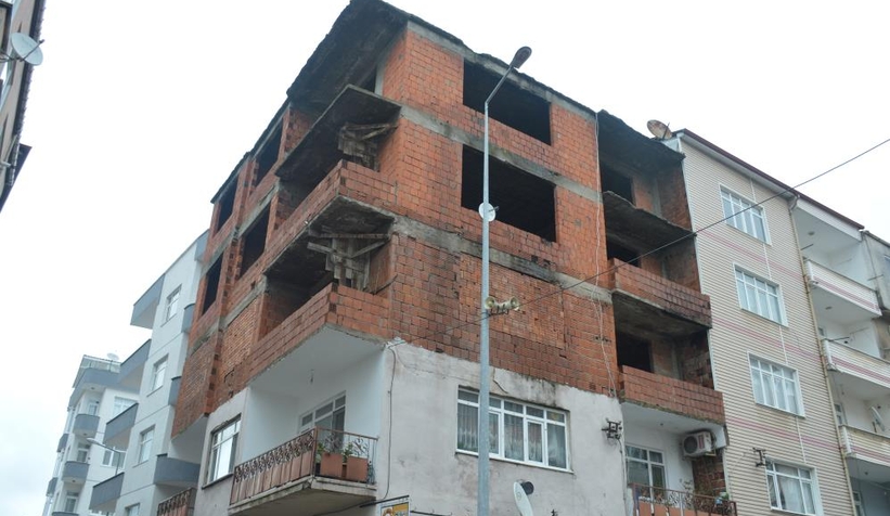 Karasu'daki o bina tehlike saçıyor