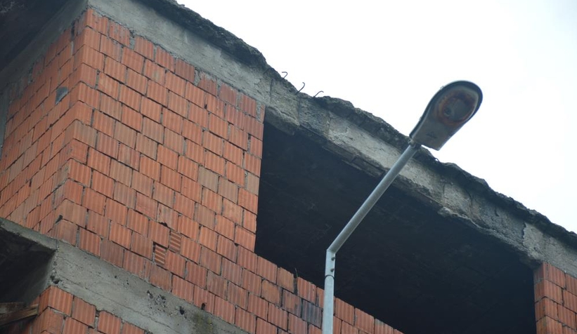 Karasu'daki o bina tehlike saçıyor