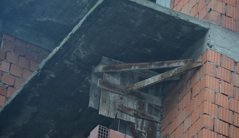 Karasu'daki o bina tehlike saçıyor