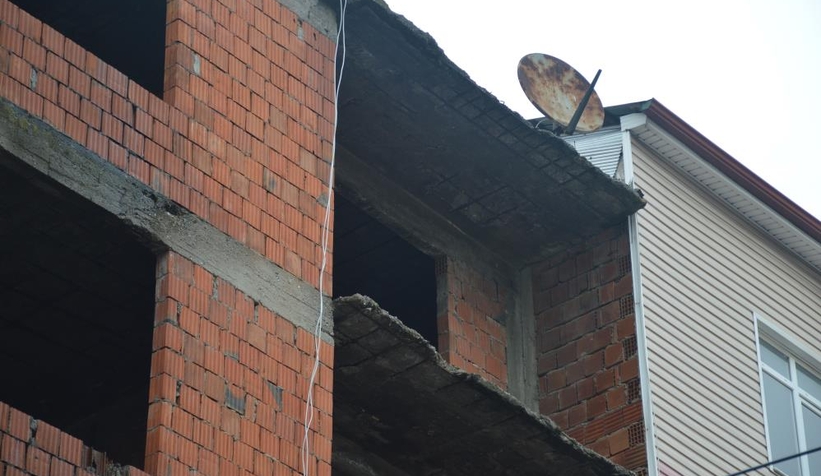 Karasu'daki o bina tehlike saçıyor