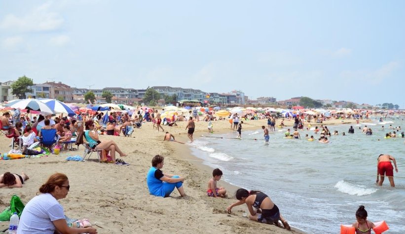 Karasu sahili doldu taştı