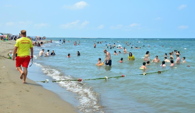 Karasu sahili doldu taştı