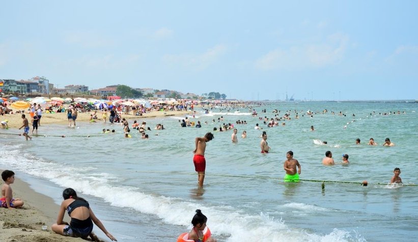 Karasu sahili doldu taştı