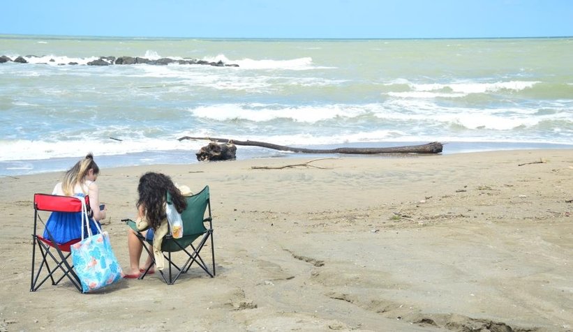 Karasu sahili kütük, dal parçalarıyla doldu