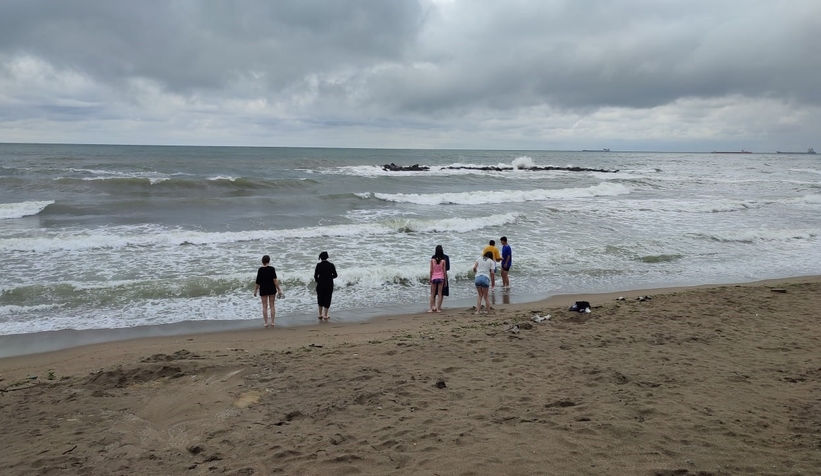 Karasu Sahili'nde tatile bir günlük yağış molası