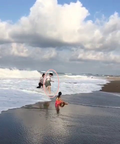 Karasu sahilinde kız çocuğu denizde kayboldu