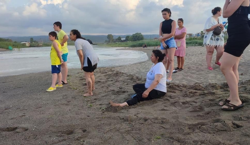 Karasu sahilinde kız çocuğu denizde kayboldu